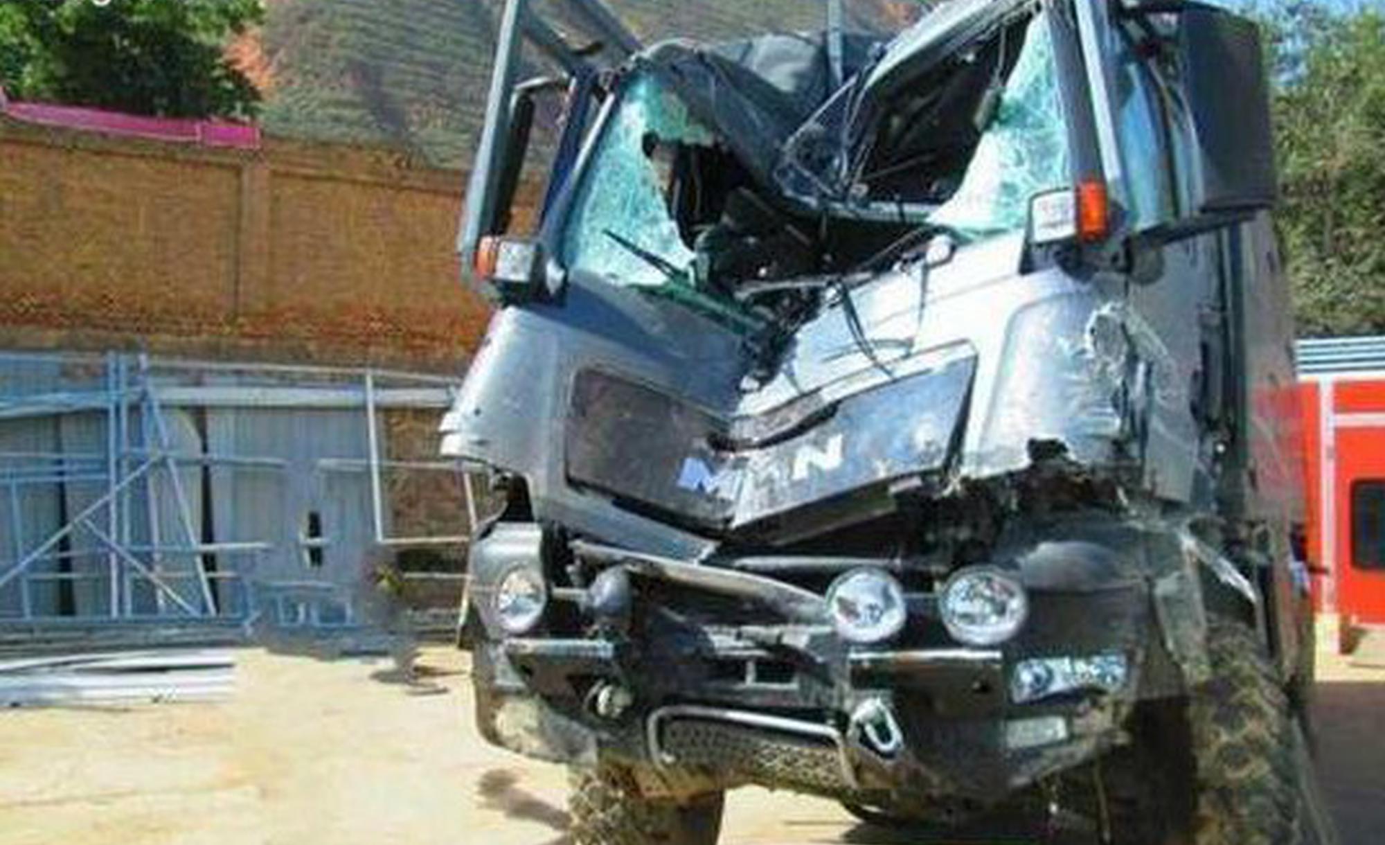 高速上越野房车发生翻车，结果绝对想不到