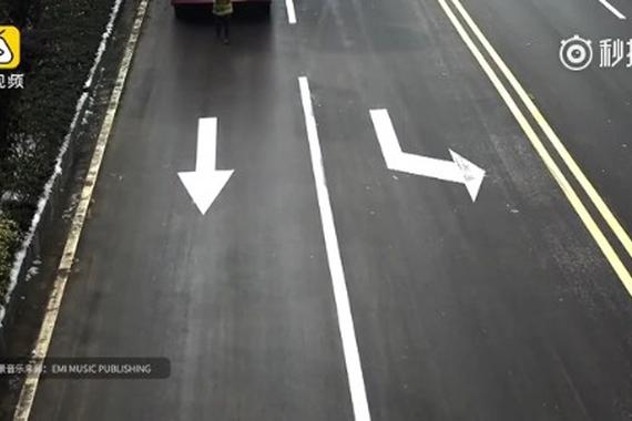 视频：挡车牌新招——人肉遮挡