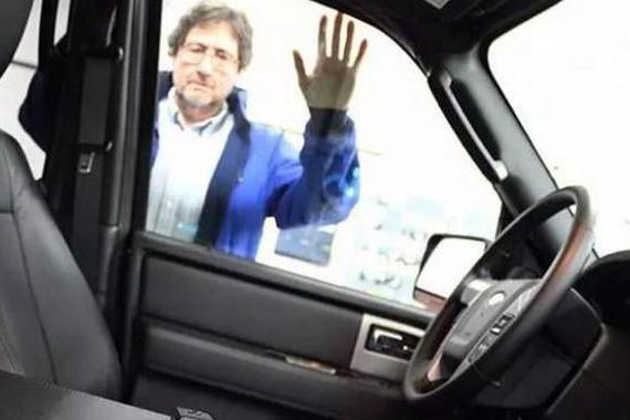 钥匙锁车里怎么办？砸哪块玻璃最划算？