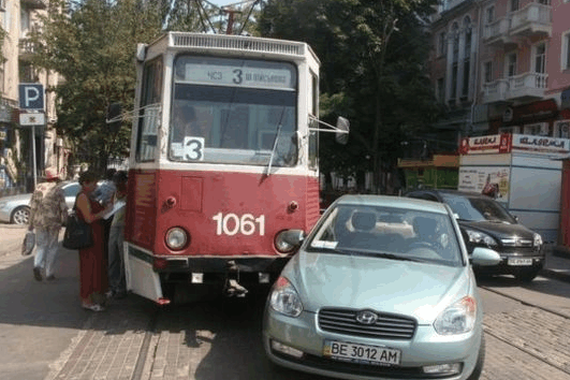 女司机开车与电车争道，电车里的乘客怒了