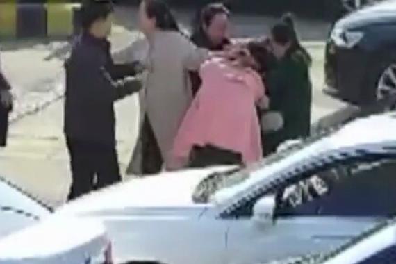 视频：孕妇驾车欲加塞！受阻后下车打人