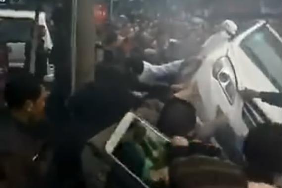 视频：妇女被卷入车底！众人抬车救援