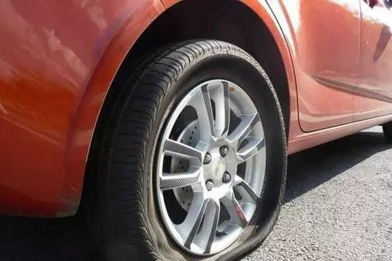 一条轮胎爆胎了，4S店却要求换两条？