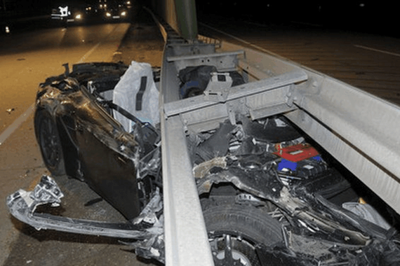 工程师在马路测试跑车性能，结果……