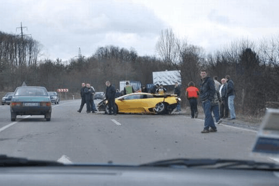 将爱车借给朋友约会，再看到爱车时脸绿了