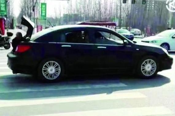 老太后备箱吹风, 儿子车内潇洒