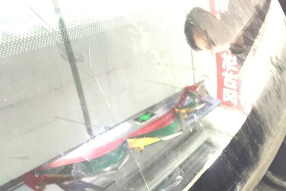 有点吓人！高速路上开着车 挡风玻璃裂了