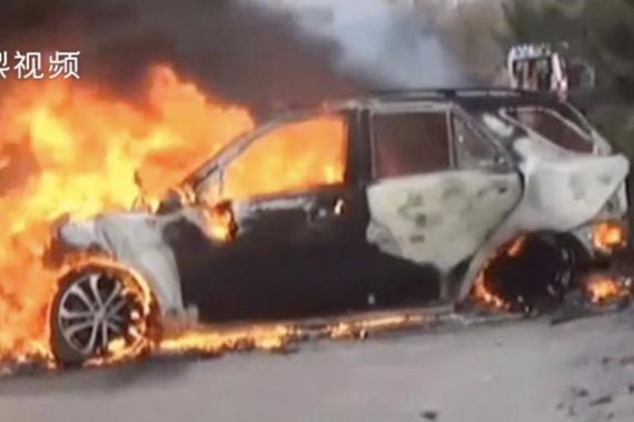 视频：司机被困火海狂喊救命，路人急救