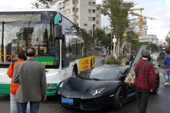 跑车突然变道撞公交，车主心怀社会担全责
