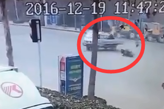 视频：发生交通事故 我却忍不住笑出声！