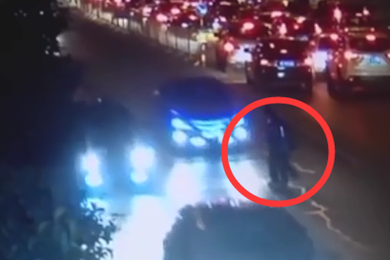 视频：司机撞翻行人 行车记录仪里的真相