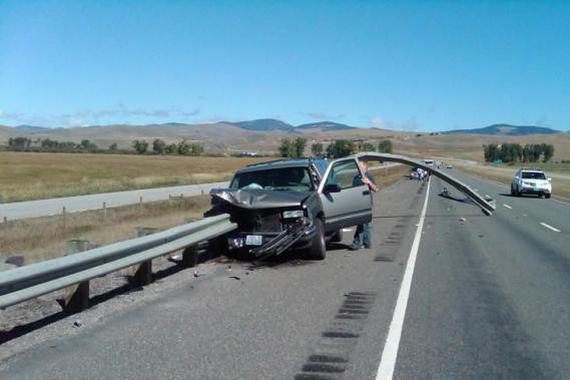 公路上轿车失控遇惊险事故，交警一身冷汗