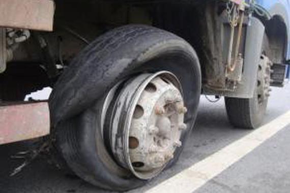 大车爆胎威力有多大？看这5张动图就明白了