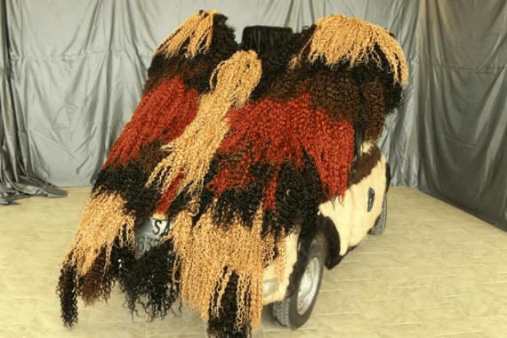 造型师为证明自己用头发包裹汽车，结果..