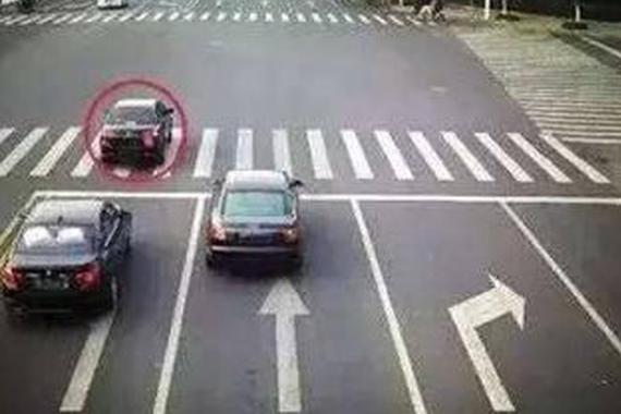跟大车闯了红灯你说冤不冤？看交警怎么说