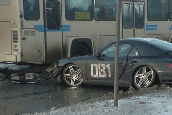 跑车失控撞上电车，车主下车时腿都软了