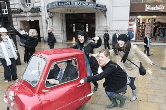 轮胎般大小的小汽车，路上拉风到引人注目