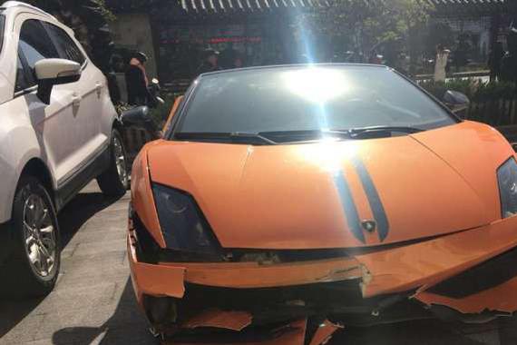 兰博基尼前保掉了下来 保险杠里藏了什么?