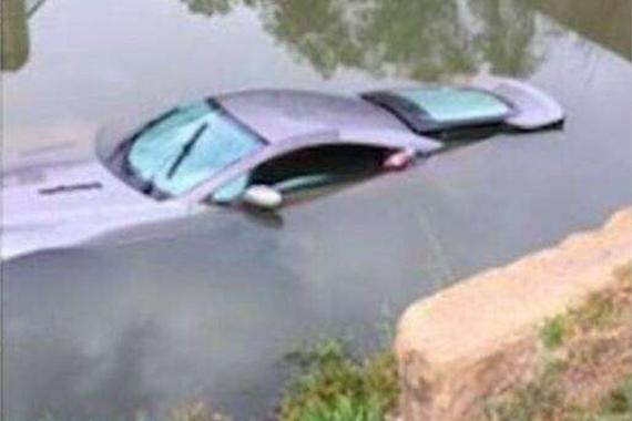 小伙驾驶阿斯顿马丁冲入湖中。