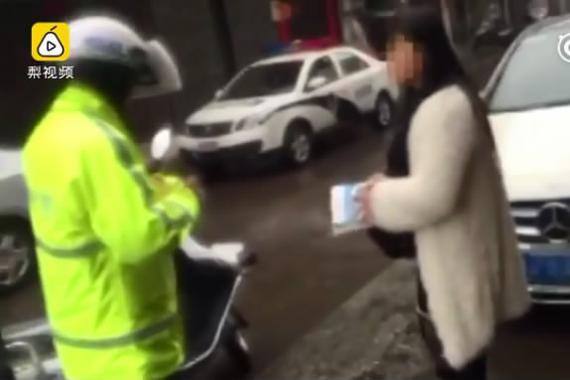视频：奔驰女司机殴打交警 发朋友圈炫耀