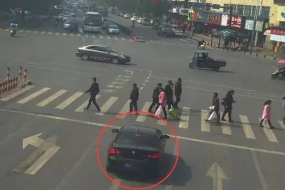 新手女司机 十字路口27分钟熄火23次