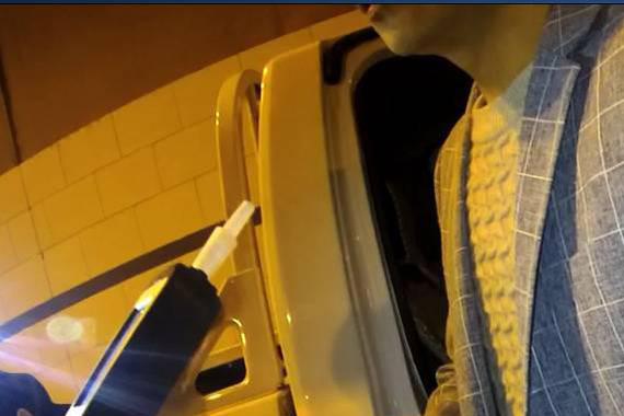 一对男女开车途中互换位置  男的太恶心了