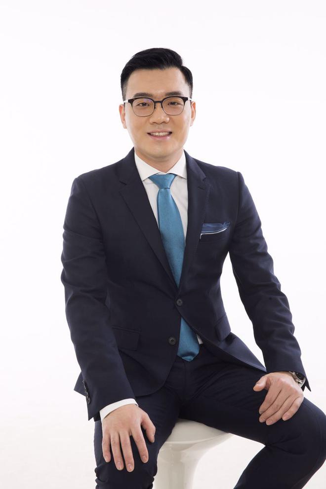 梁洪的饭局节目首期嘉宾:北京梅赛德斯-奔驰销售服务有限公司公关总监官少卿