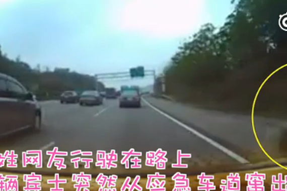 视频：厉害了 把加塞车逼到交警前