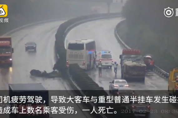 视频：实拍大巴司机高速闭眼开车