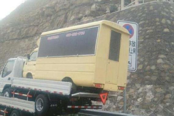 司机为省一小笔运费, 在高速路上表演杂技