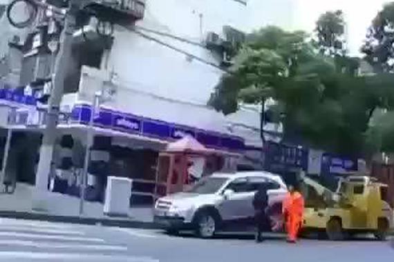 视频：女司机违章被拖车，然后拖走拖车