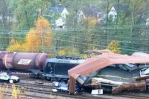 载着千万超跑的火车路上翻倒。