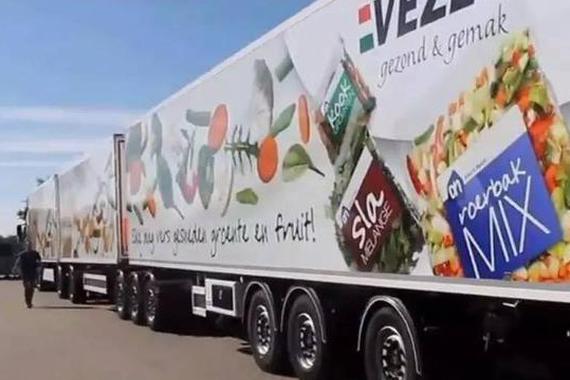 谁说公路列车不能倒车！看他连接三个挂车