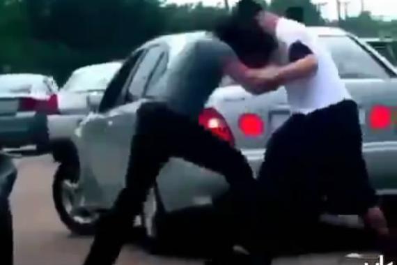 视频：司机街头互殴！暴力解决路怒症