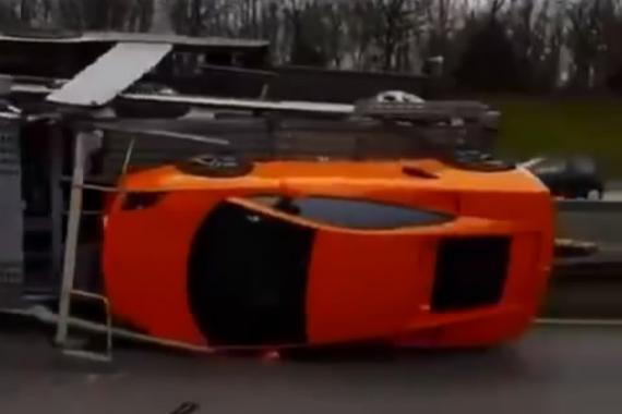 视频：运跑车的货车侧翻 这一摔值多少钱？