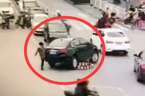 视频：今年最牛的女司机！车还能这样开