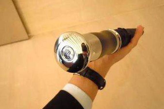 劳斯莱斯车内一把雨伞，价值十万