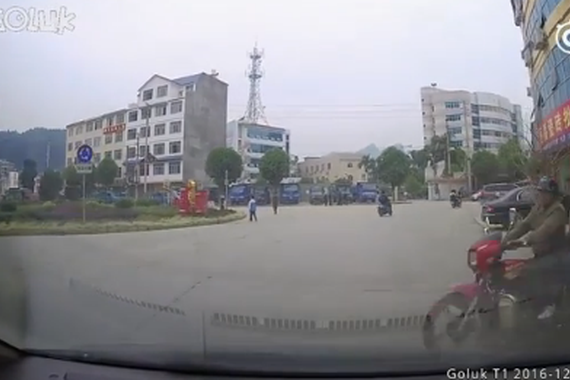 视频：又是鬼探头 连人带车被撞飞