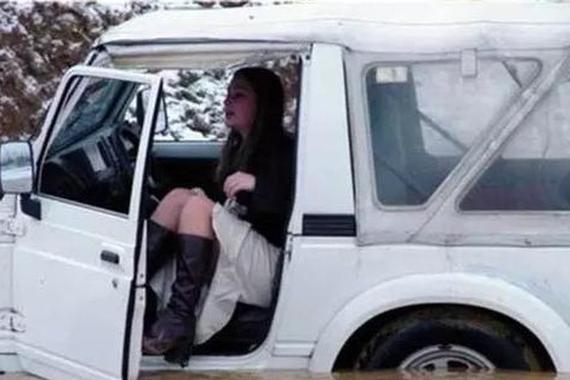 女友反锁车内，为什么一个小时出不去？