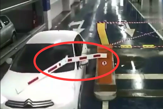 视频：笑料百出！与停车杆做斗争的司机