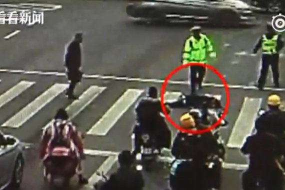 女子心脏骤停 交警急救赢得黄金四分钟