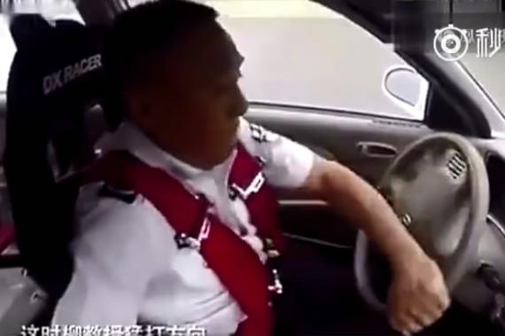 视频：汽车爆胎如何自救？老司机来告诉你