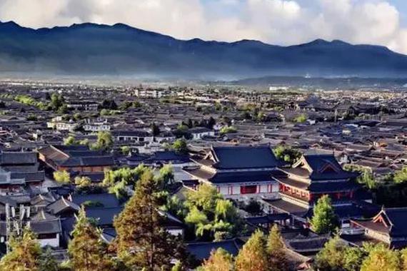 你在北方炕头裹着貂，我在南方艳阳露着腰