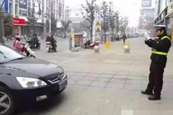 车停路边正遇交警拍照，这样做不会被罚钱