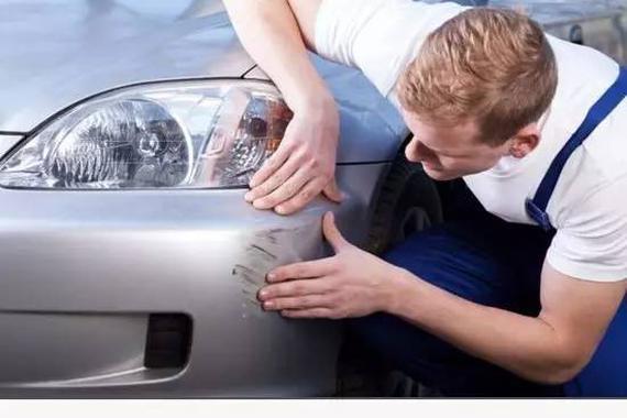 蹭到别人车，中美两国怎么处理？