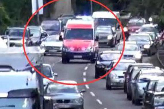 你知道在国外司机如何给救护车让道吗？