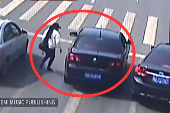 视频：女司机27分钟熄火23次 没前进一米