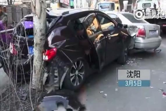 视频：街头惊现恐怖车祸 司机惊魂未定