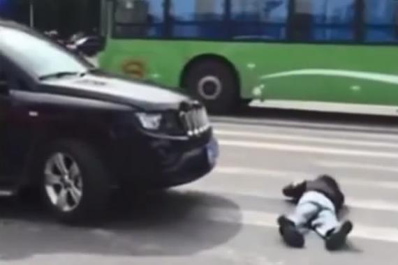 视频：碰瓷中的实力派！演技不得不服