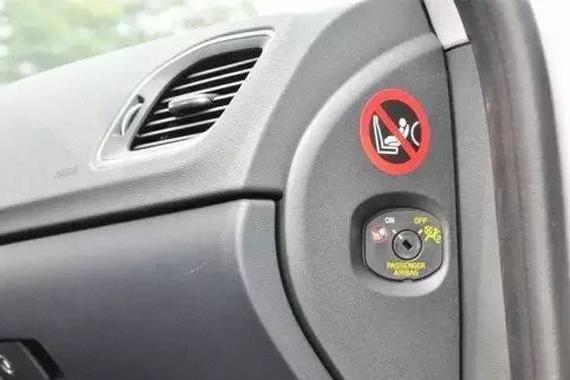 小朋友坐副驾驶 你得学会关闭安全气囊